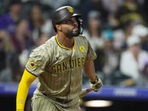 Los Padres superan a los Rockies y se acercan a los playoffs de la MLB
