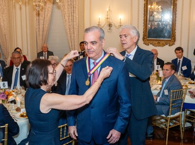 Luis Abinader recibe el Gold Insigne de Americas Society por su gestión