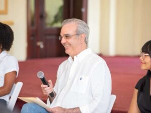 Luis Abinader se reúne con 450 jóvenes en San Cristóbal para escuchar sus necesidades