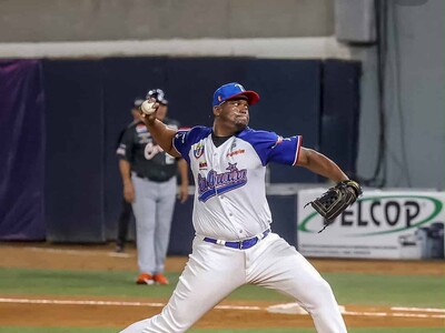 Luis Peña firma con las Águilas Cibaeñas tras su regreso al béisbol