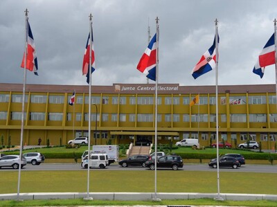Matrimonio trans y desmantelamiento de fábrica clandestina destacan en noticias de la semana