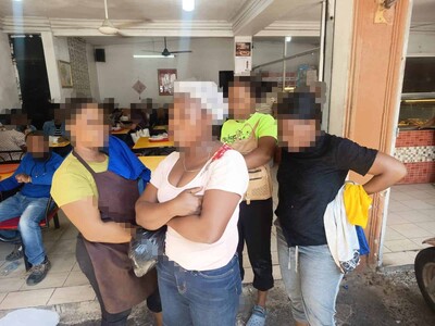 Migración detiene a 38 haitianos durante operativo en establecimientos de "pica pollos"