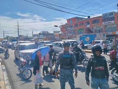 Motorista choca mujer y dispara a otro en la Autopista San Isidro