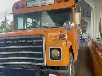 Mujer fallece tras colisión con autobús escolar en Santiago