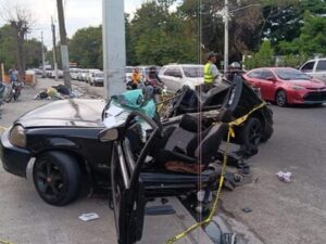 Mujer fallece y hombre resulta herido tras choque contra poste eléctrico en Santiago