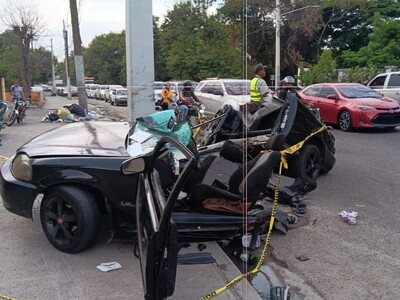Mujer fallece y hombre resulta herido tras choque contra poste eléctrico en Santiago