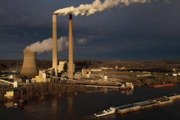 Revés en políticas ambientales: Trump eliminará límites a emisiones de carbono en centrales eléctricas