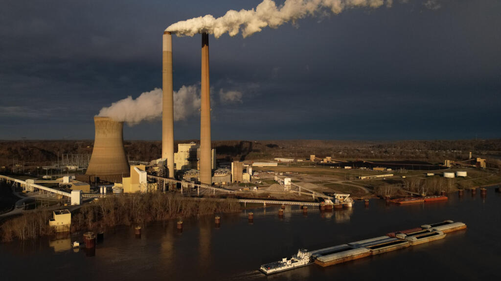 Revés en políticas ambientales: Trump eliminará límites a emisiones de carbono en centrales eléctricas