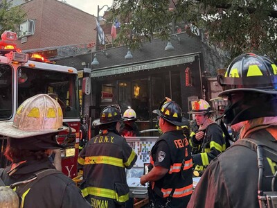 Seis bomberos heridos en incendio de cuatro alarmas en Williamsburg, Brooklyn