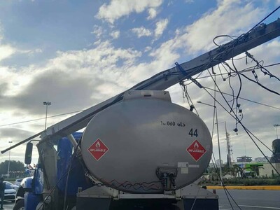 Titular: Edesur trabaja en la sustitución de poste eléctrico dañado en la Plaza de la Bandera