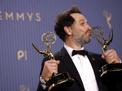 "Widow's Bay" se destaca en los Emmy 2026 con seis premios y emotivos homenajes