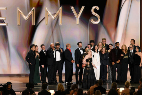 "Widow's Bay" triunfa en los Emmy 2023 mientras se rinde homenaje a grandes estrellas