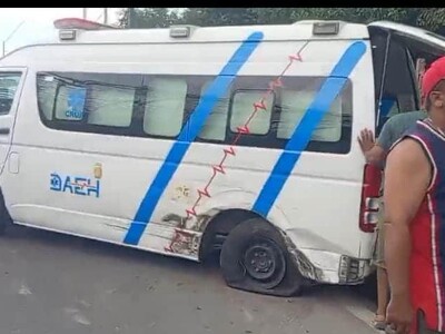 Yipeta choca ambulancia en Santiago y deja motorista herido