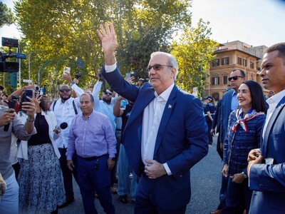 Abinader inaugura la Parada Dominicana en Roma junto a Raquel Arbaje