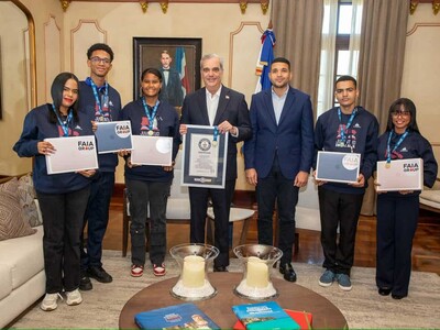 Abinader recibe a jóvenes tras récord Guinness de lectura en voz alta