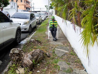 Acera levantada en Los Jardines pone en riesgo a peatones