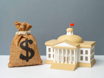 Advertencia sobre deuda fiscal: Francia y su impacto en jóvenes dominicanos