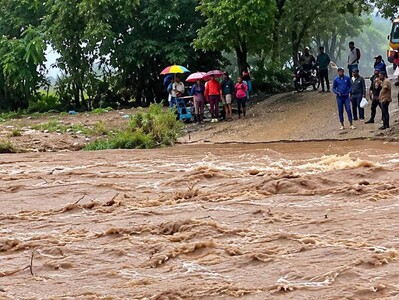 Aguacero en Azua causa inundaciones y crecida del río de Las Lomas