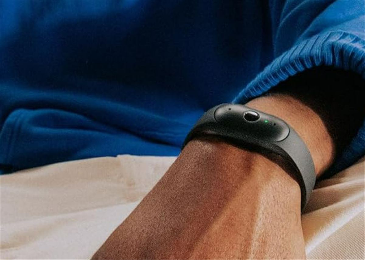Amazon lanza la pulsera Bee Frontier: escucha, transcribe y resume conversaciones