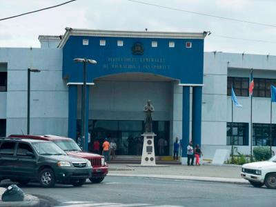 Arrestan a inspector de Migración por salida irregular en el AILA