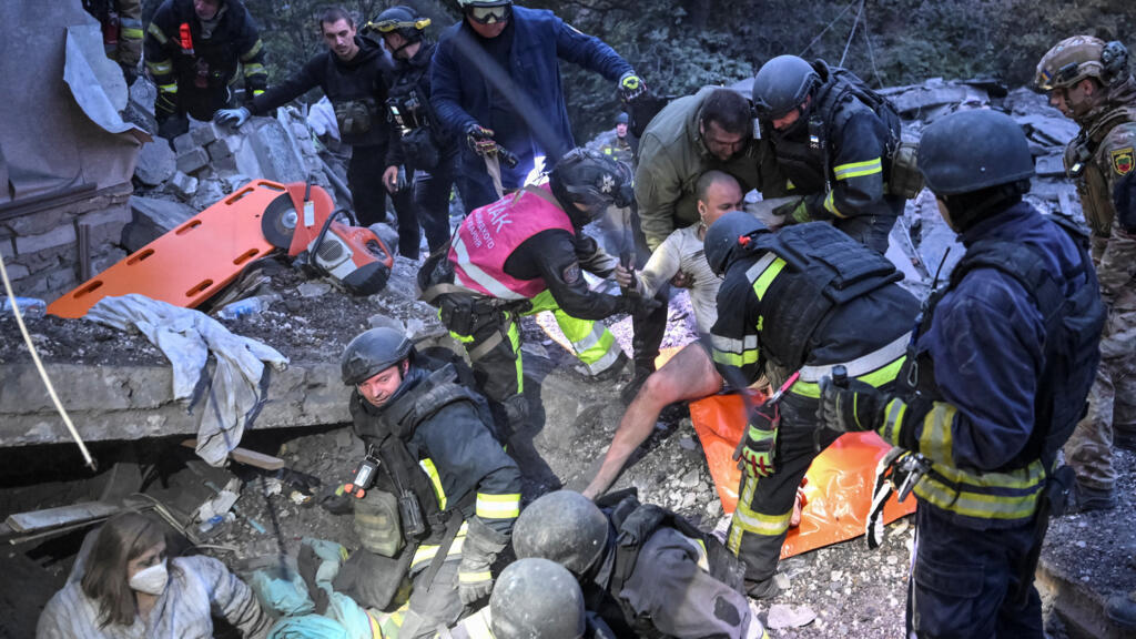 Ataque ruso en Zaporizhia deja al menos 12 muertos, entre ellos tres niños
