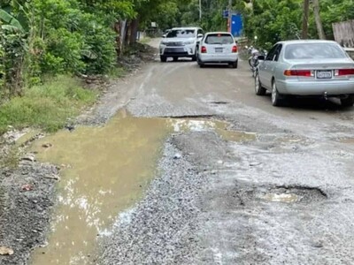 Comunitarios de Jimayaco realizan reparaciones en carretera tras años de abandono