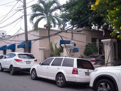 Conductores de camiones causan derribo de cables en Santo Domingo y generan riesgo para peatones
