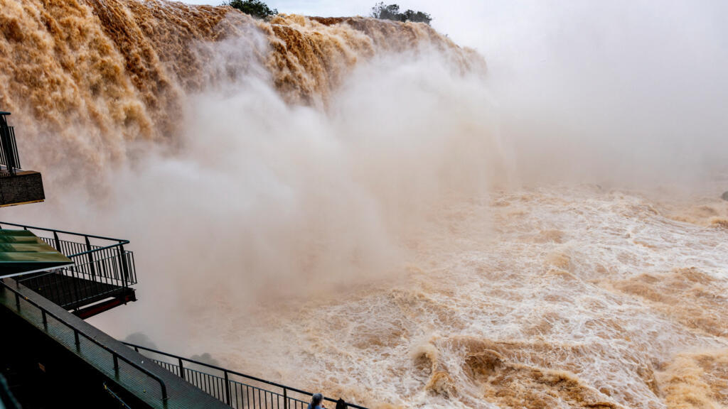 Crecida extraordinaria del Iguazú obliga a restringir el acceso al parque