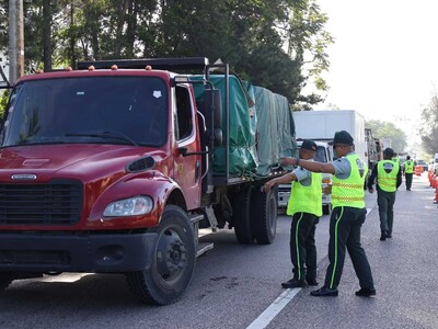 Digesett coloca cintas reflectivas a 100 vehículos pesados en operativo vial