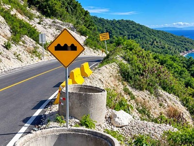 El Derrumbao en Barahona sigue siendo un punto vial crítico y peligroso