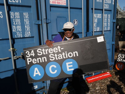 El metro de Nueva York vende objetos viejos que atraen a miles de compradores