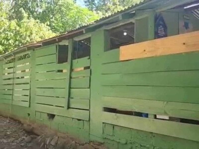 Escuela Caobal en Fantino imparte docencia en rancheta improvisada