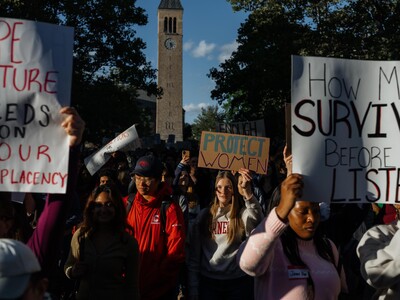 Estudiantes de Cornell protestan tras denuncia de violación