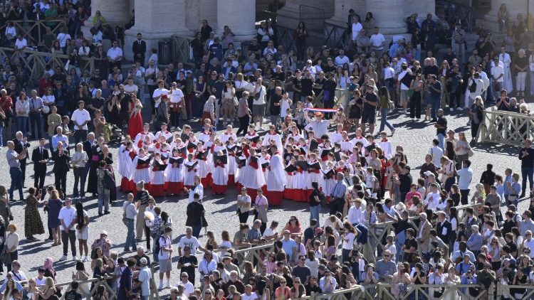 Fieles en San Pedro expresan apoyo a León XIV ante su cirugía pulmonar