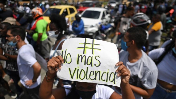 Grupos armados afectan a más de 8 millones en Colombia, advierte Cáritas