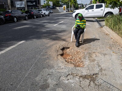 Hoyo en la Pastoriza obliga a conductores a maniobrar en la calle Roberto Pastoriza