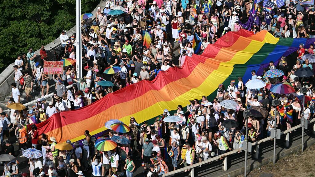 Hungría elimina disposiciones anti-LGBTIQ de una ley de protección infantil