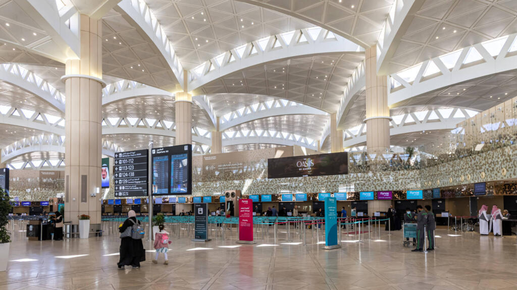 Hutíes vuelven a amenazar con atacar aeropuertos sauditas tras ofensiva en Riad