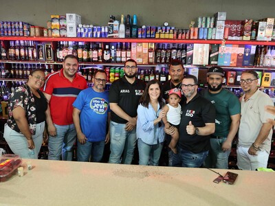 Leah Campos reúne a políticos dominicanos en un colmadón de Baní