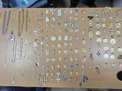 Robo de prendas de oro y plata en joyería de Santiago